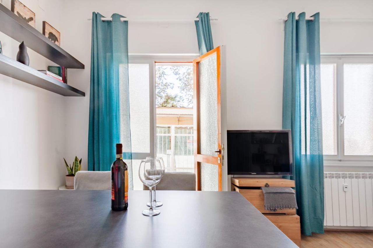 Open The Classic Wooden Shutters At A Cozy City Nest ฟลอเรนซ์ ภายนอก รูปภาพ