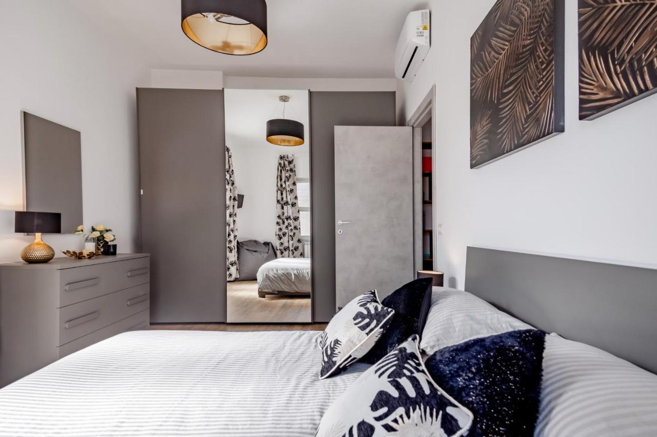Open The Classic Wooden Shutters At A Cozy City Nest ฟลอเรนซ์ ภายนอก รูปภาพ