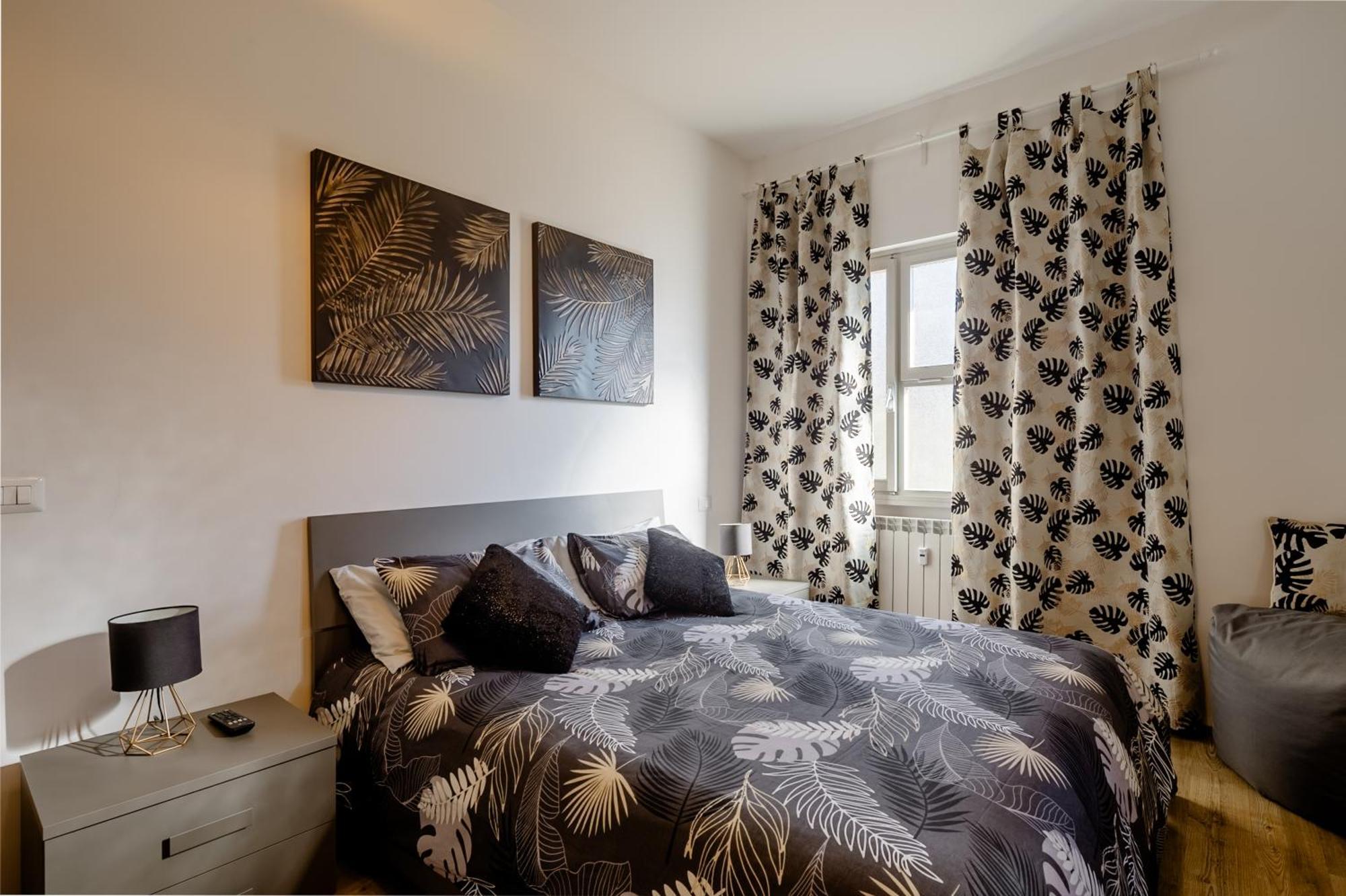 Open The Classic Wooden Shutters At A Cozy City Nest ฟลอเรนซ์ ภายนอก รูปภาพ