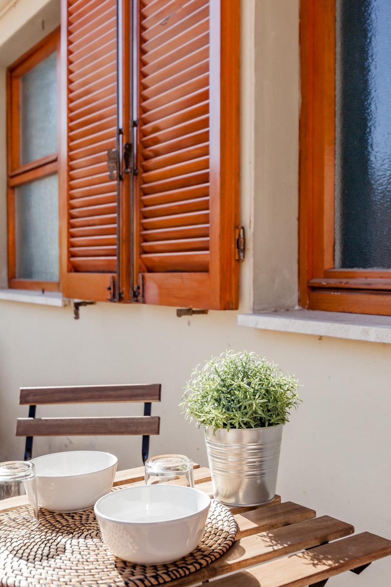 Open The Classic Wooden Shutters At A Cozy City Nest ฟลอเรนซ์ ภายนอก รูปภาพ