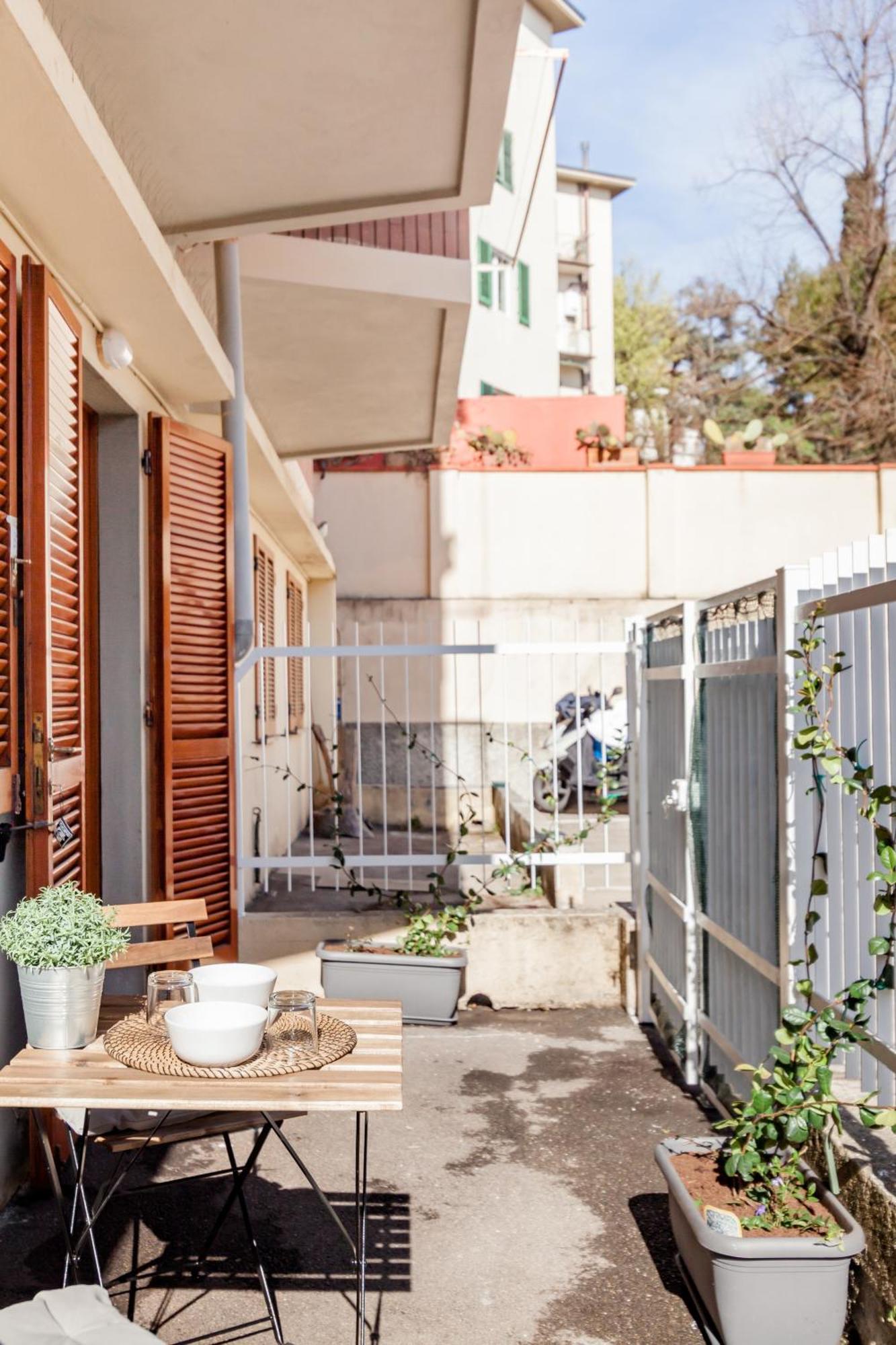 Open The Classic Wooden Shutters At A Cozy City Nest ฟลอเรนซ์ ภายนอก รูปภาพ