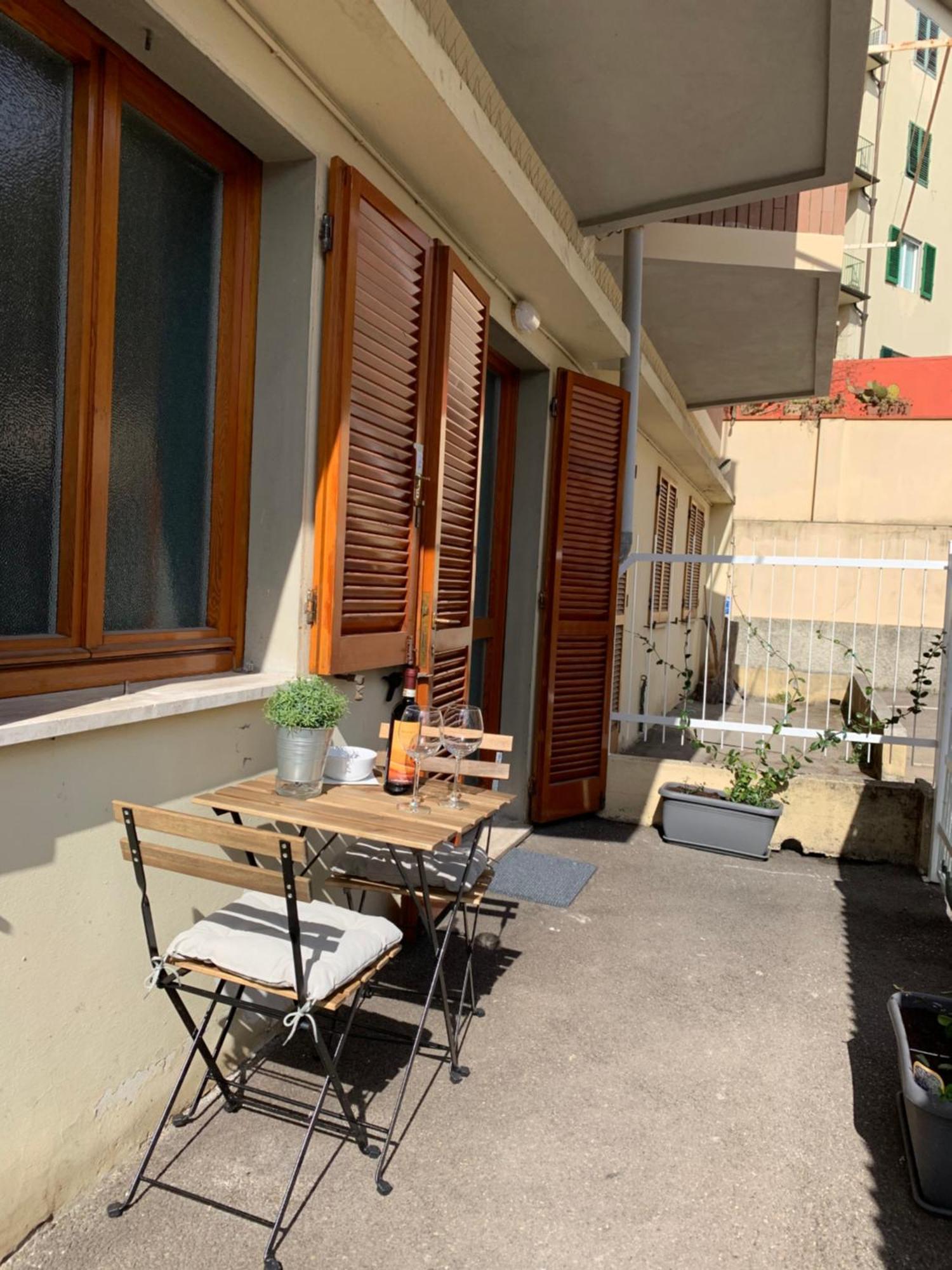 Open The Classic Wooden Shutters At A Cozy City Nest ฟลอเรนซ์ ภายนอก รูปภาพ