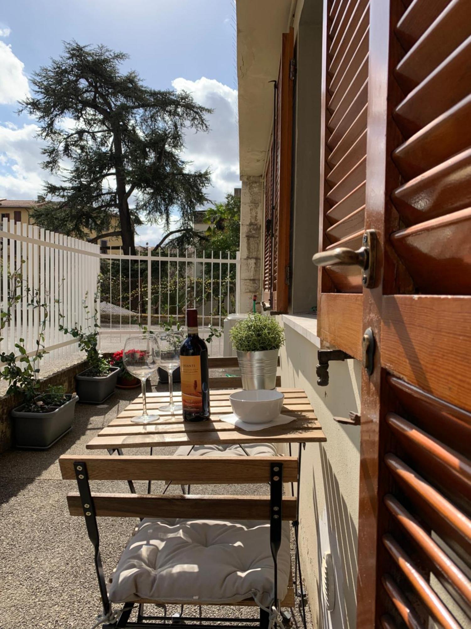 Open The Classic Wooden Shutters At A Cozy City Nest ฟลอเรนซ์ ภายนอก รูปภาพ