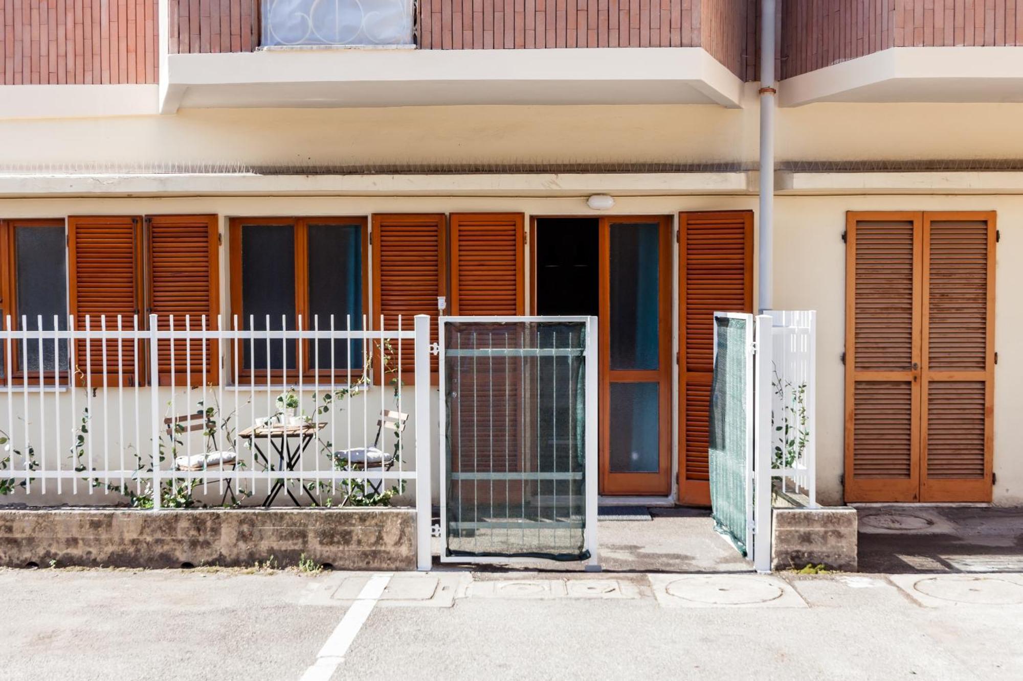 Open The Classic Wooden Shutters At A Cozy City Nest ฟลอเรนซ์ ภายนอก รูปภาพ