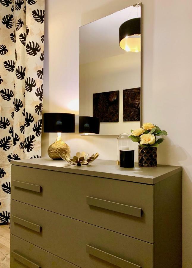 Open The Classic Wooden Shutters At A Cozy City Nest ฟลอเรนซ์ ภายนอก รูปภาพ