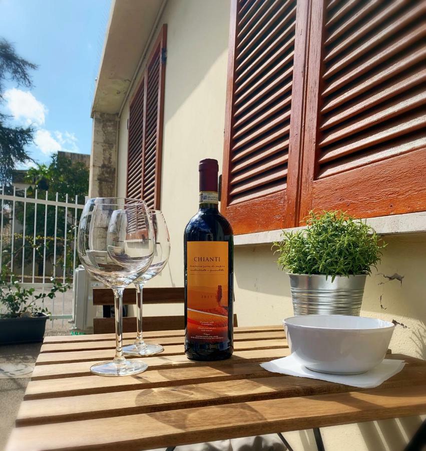 Open The Classic Wooden Shutters At A Cozy City Nest ฟลอเรนซ์ ภายนอก รูปภาพ