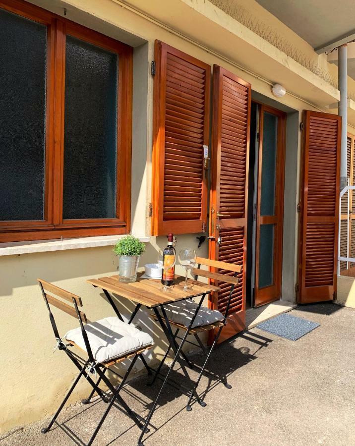 Open The Classic Wooden Shutters At A Cozy City Nest ฟลอเรนซ์ ภายนอก รูปภาพ