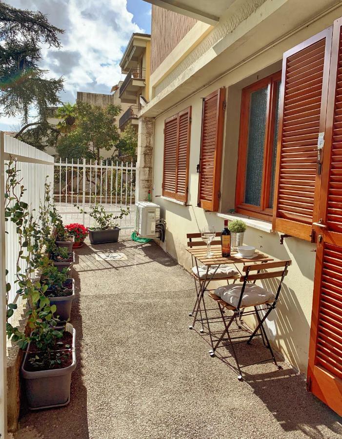 Open The Classic Wooden Shutters At A Cozy City Nest ฟลอเรนซ์ ภายนอก รูปภาพ